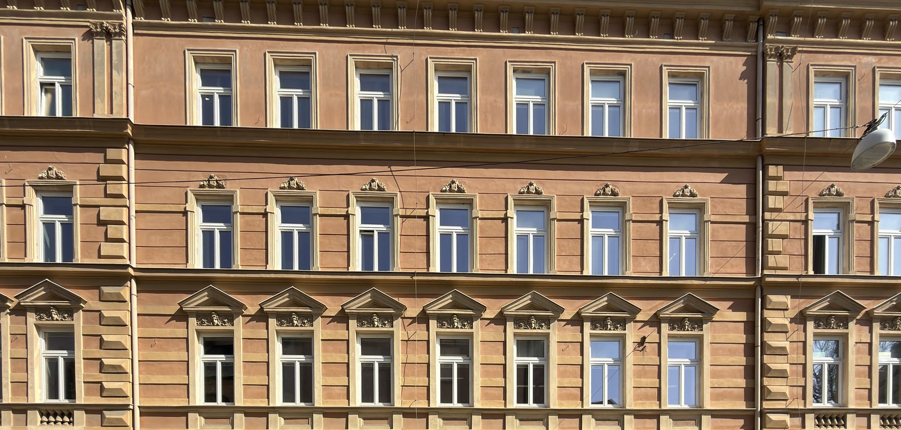 Fasáda jednoho ze spravovaných domů